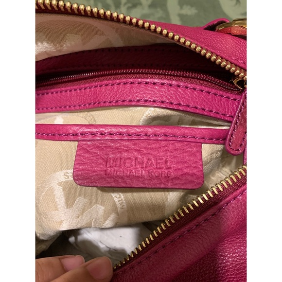 Michael Kors Fulton Fushia Large Leather Bag - Picture 8 of 11
